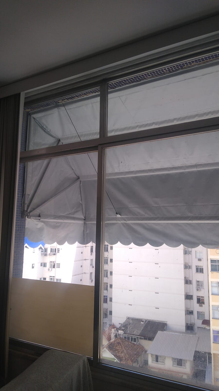 Toldo cortina em janela de edifício